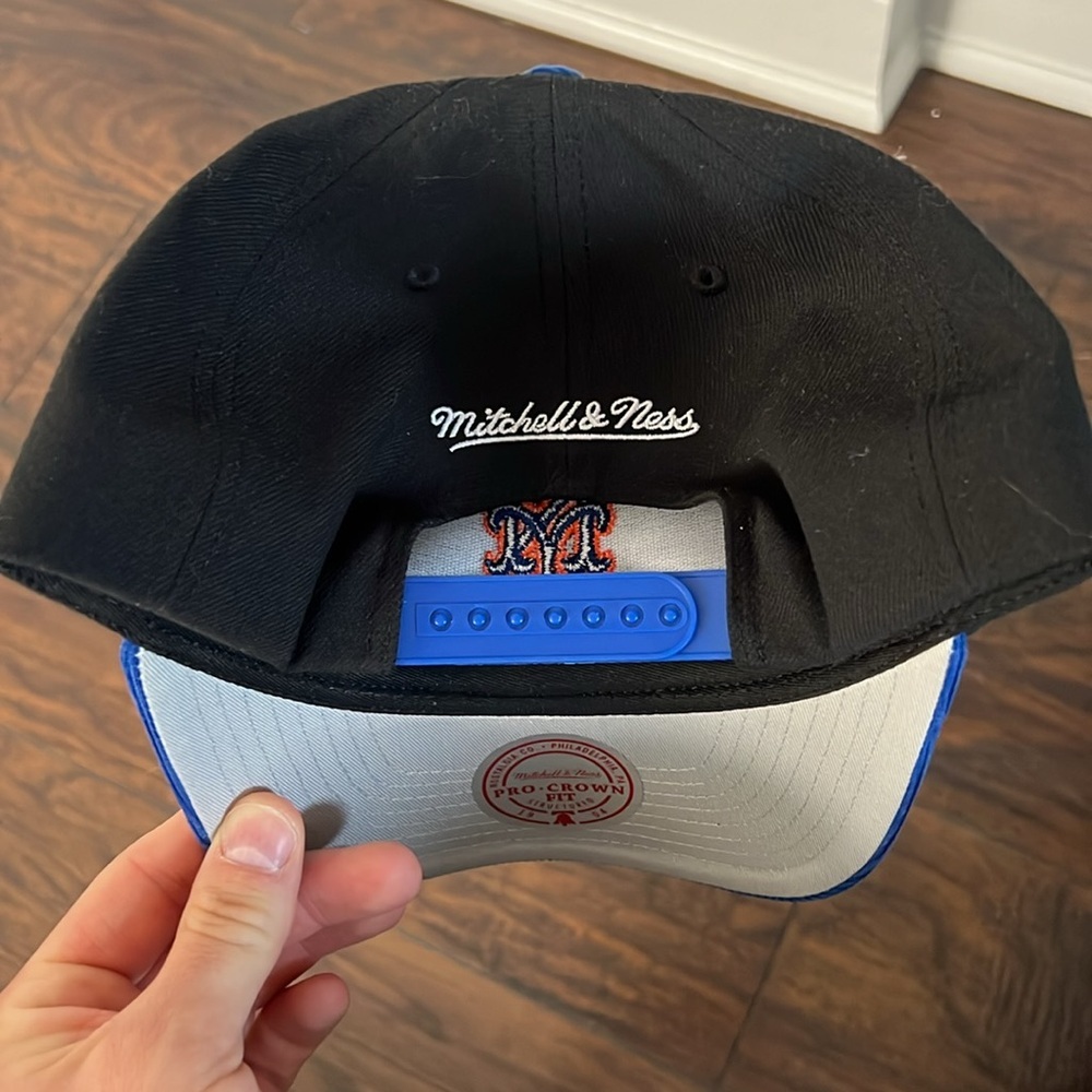 New York Mets x Mitchell & Ness Snapback
Corduroy Blue Brim

Worn Once - Picture 3 of 3